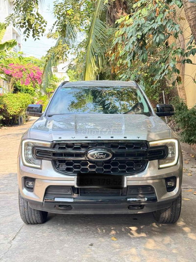 Ford Everest 2023 Sport Bạc