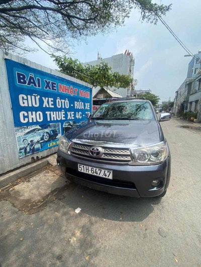 Toyota Fortuner Xám