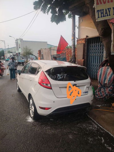 Ford Fiesta Trắng 5 chỗ
