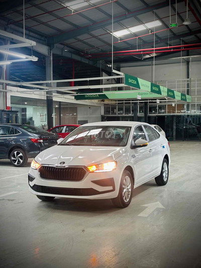 Skoda Slavia Số sàn Trắng