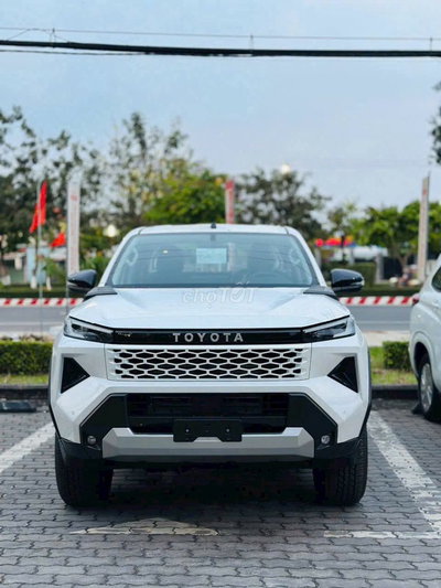 Toyota Hilux 2.8AT Pro - Tặng Bảo hiểm Thân Xe