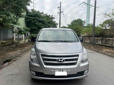 Hyundai Starex 9 chỗ 2015 máy xăng