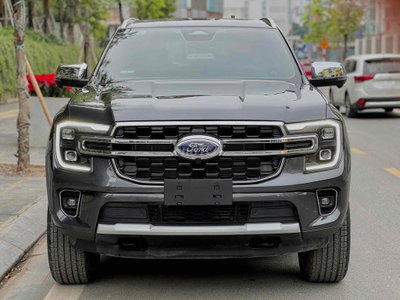 Ford Everest 2024 Titanium 2 cầu 3000 km Xám