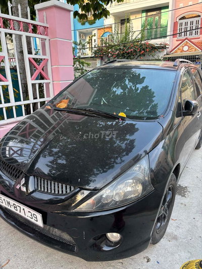 Mitsubishi Grandis Đen 8 chổ rộng rải