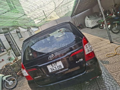 Toyota Innova 2.0E Đen 7 chỗ