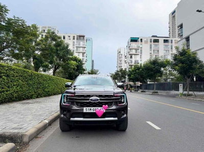 Ford Everest Titanium 4x2 2025 - 8000 km