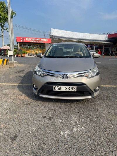 Toyota Vios màu Vàng cát