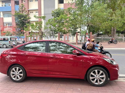 Hyundai Accent màu Đỏ