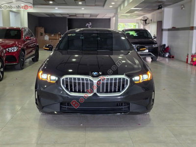Xe BMW 5 Series 520i 2024