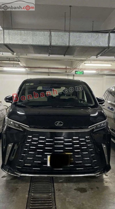 Xe Lexus LM 500h 2025