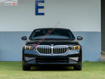 Xe BMW 5 Series 520i 2024