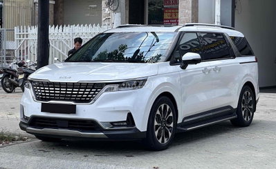 KIA Carnival 2023 SIG 4000 km Trắng