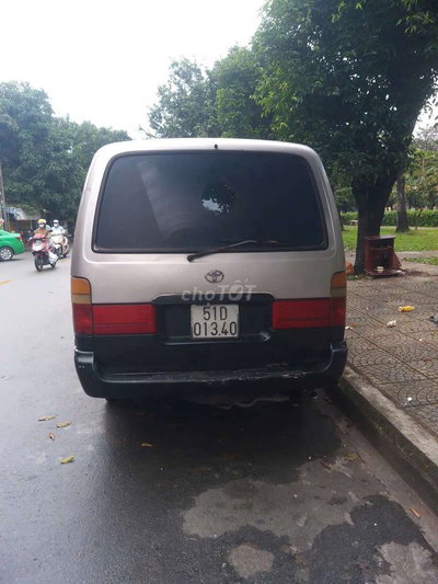 Toyota Hiace màu Bạc