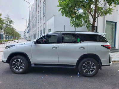 Toyota Fortuner 2022 Legender Trắng