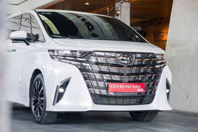 TOYOTA ALPHARD , Model 2024 odo 3v KM