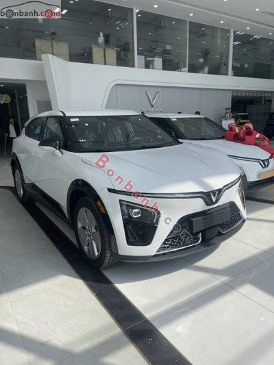Xe VinFast VF7 Eco 2026