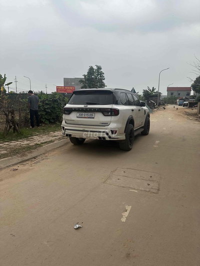 Ford Everest 2025 Titanium 2.0L 4x2 AT - 13900 km