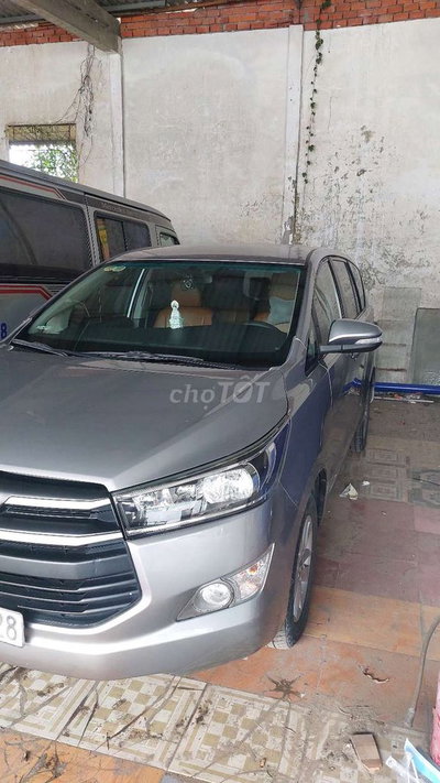 Toyota Innova Bạc Ánh Kim 8 Chổ