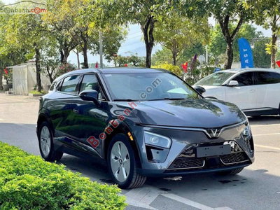 Xe VinFast VF7 Eco 2026