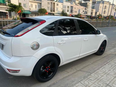 Ford Focus 5 chỗ Trắng