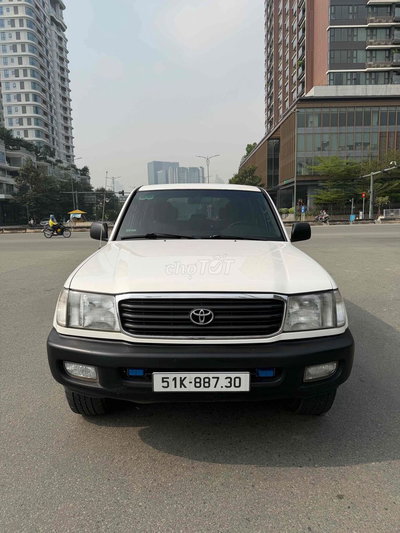 Toyota Land Cruiser 105 Trắng