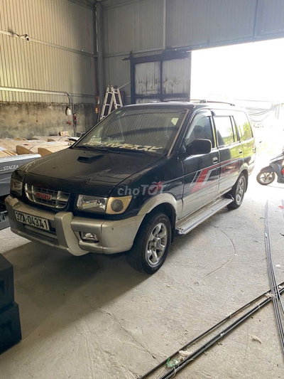 Isuzu Hi Lander Đen 8 chỗ