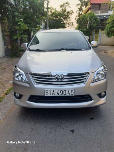 Toyota Innova Bạc 8 chỗ đời 2013 số tự động