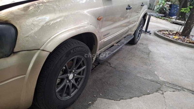 Ford Escape màu Vàng cát Hư hỏng