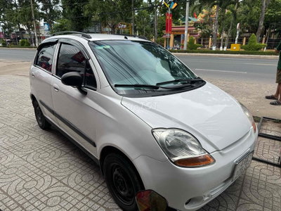Chevrolet Spark Trắng
