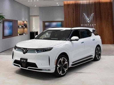 Xả kho VF9 Plus 2025 Trắng Mới 100%