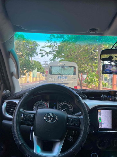 Toyota Hilux màu Đen
