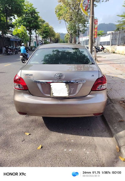 Toyota Vios màu Vàng cát