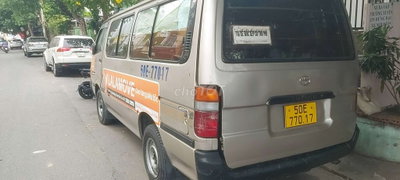 Toyota Hiace 6 chỗ màu ghi hồng