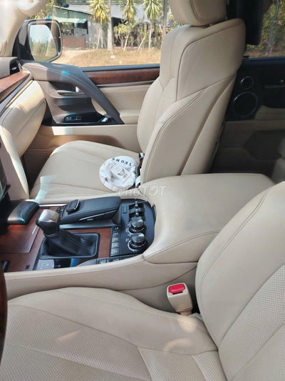 Lexus màu Trắng 7 chỗ