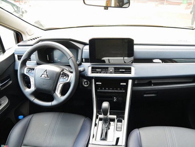 Mitsubishi Xpander Cross Trắng