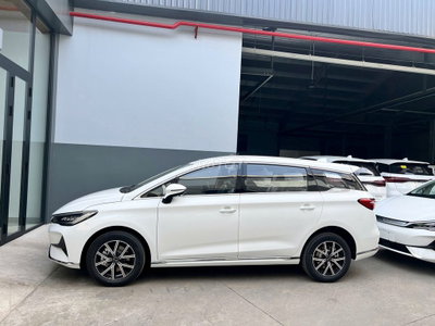 BYD M6 Trắng