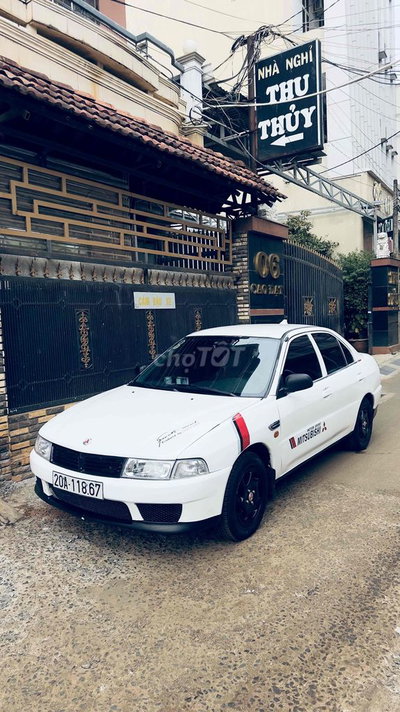 Mitsubishi Lancer Trắng