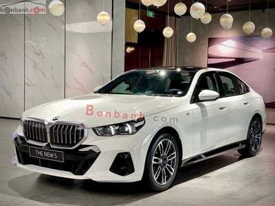Xe BMW 5 Series 530i M Sport 2025