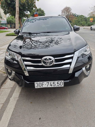Toyota Fortuner Đen 7 chỗ
