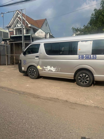 Toyota Hiace Van 6 chỗ 850kg