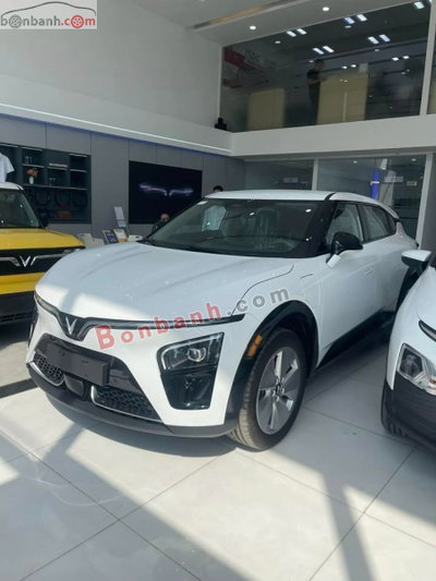 Xe VinFast VF7 Eco 2026