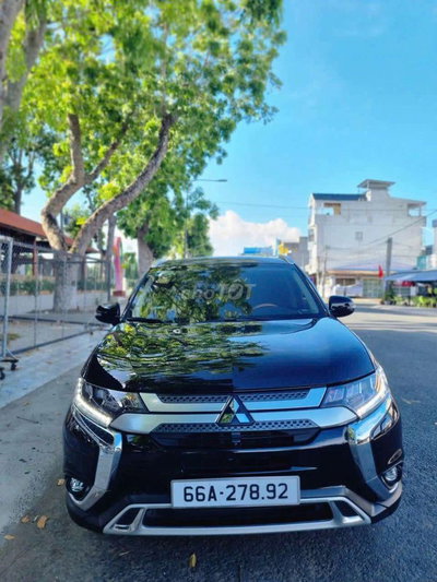 Mitsubishi Outlander Đen