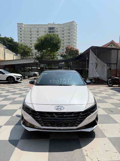 Hyundai Elantra Trắng