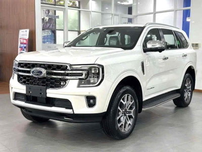 2025 Everest 4x4 Trắng bank 90%, lãi 7,5%