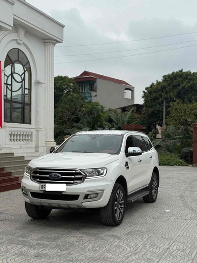 Ford Everest Titanium 7 chỗ Trắng