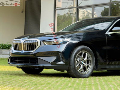 Xe BMW 5 Series 520i 2024