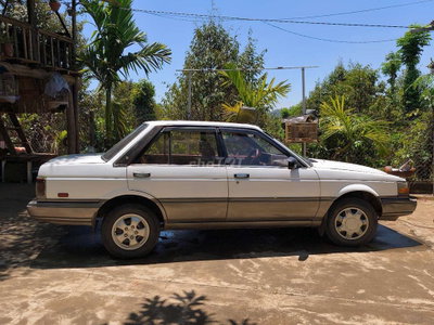 Nissan Laurel màu Trắng 8 chỗ