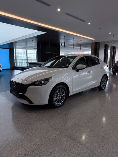 Mazda 2 AT màu Trắng