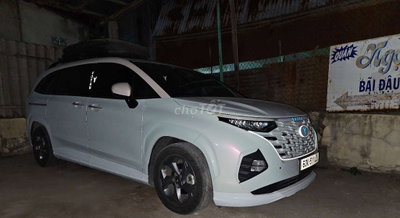 Hyundai Custin Limousine Trắng