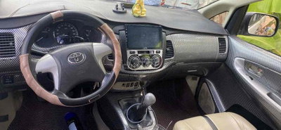 Toyota Innova Trắng 7 chỗ
